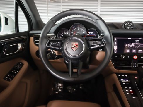 Certified 2025 Porsche Macan image 16