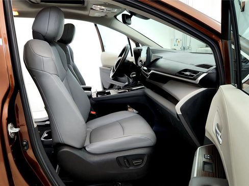 Used 2024 Toyota Sienna XLE image 17