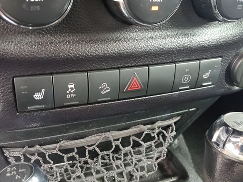 Used 2016 Jeep Wrangler Unlimited Sahara w/ Connectivity Group AWD/4WD image 19
