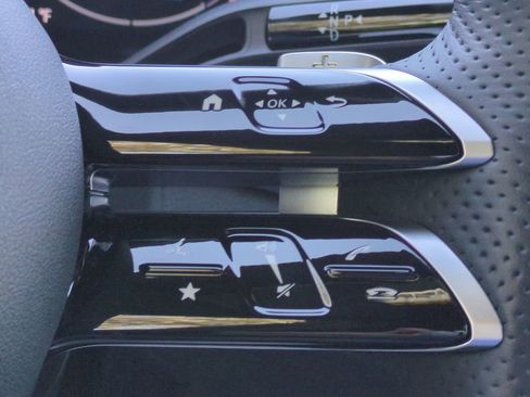 Used 2025 Mercedes-Benz GLC 300 4MATIC image 25