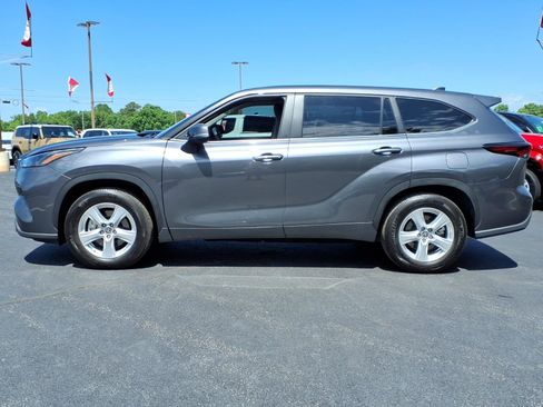 Used 2025 Toyota Highlander LE FWD image 3