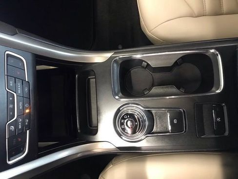 Used 2017 Ford Edge SEL image 16