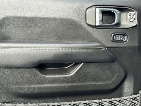 Used 2023 Jeep Gladiator Overland w/ Cold Weather Group image 15