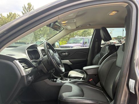Used 2018 Jeep Cherokee Latitude Plus w/ Cold Weather Group AWD/4WD image 12