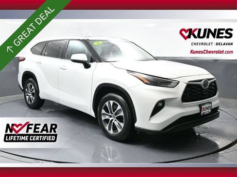 Used 2023 Toyota Highlander XLE FWD image 1