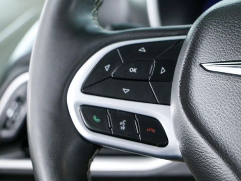 Used 2024 Chrysler Pacifica Touring-L FWD image 13