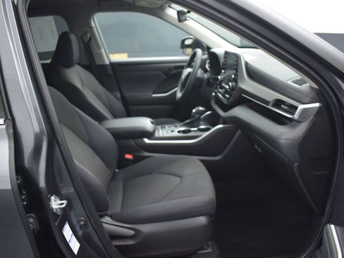 Used 2022 Toyota Highlander LE image 10