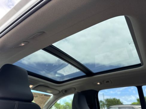 Used 2024 Volvo XC40 B5 Core image 7