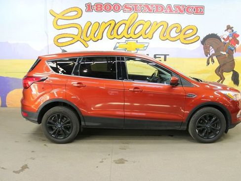 Used 2019 Ford Escape SE FWD image 1