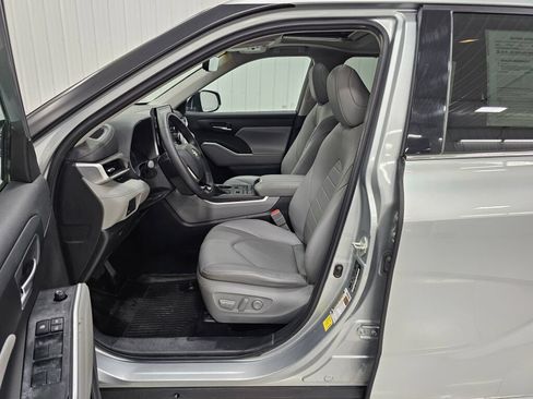 Used 2020 Toyota Highlander XLE AWD/4WD image 11