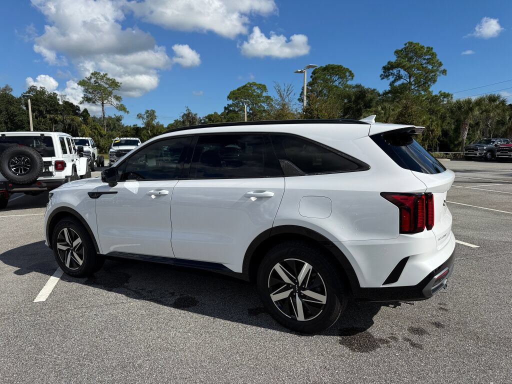 Used 2023 Kia Sorento EX w/ Panoramic Sunroof Package FWD image 5