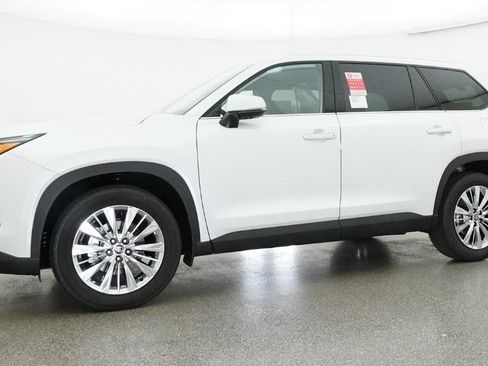 New 2026 Toyota Grand Highlander Platinum image 3