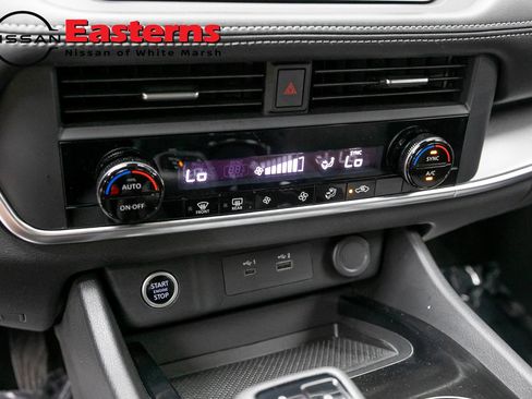 Used 2023 Nissan Rogue SV AWD/4WD image 19