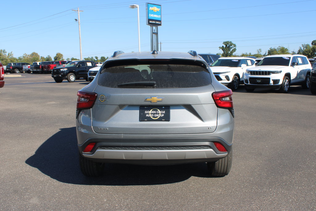 Used 2025 Chevrolet Trax LT FWD image 8