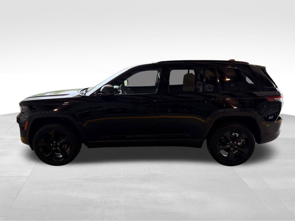 Used 2023 Jeep Grand Cherokee Altitude AWD/4WD image 2