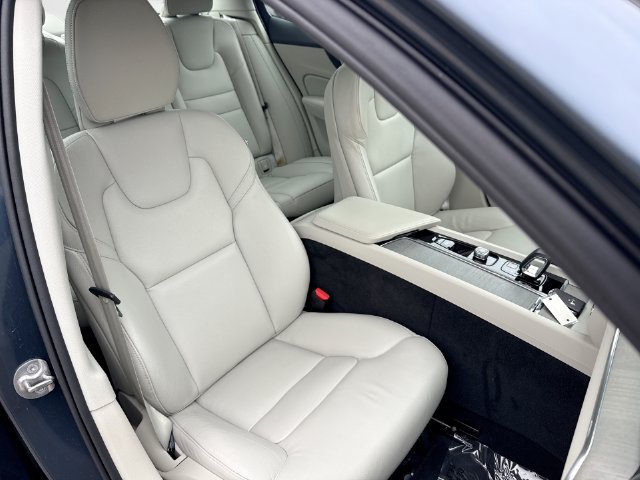 Certified 2025 Volvo S60 B5 Plus AWD/4WD image 30