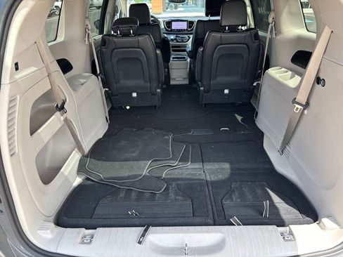 Used 2023 Chrysler Pacifica Touring-L FWD image 15