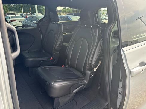 Used 2026 Chrysler Pacifica Select FWD image 26