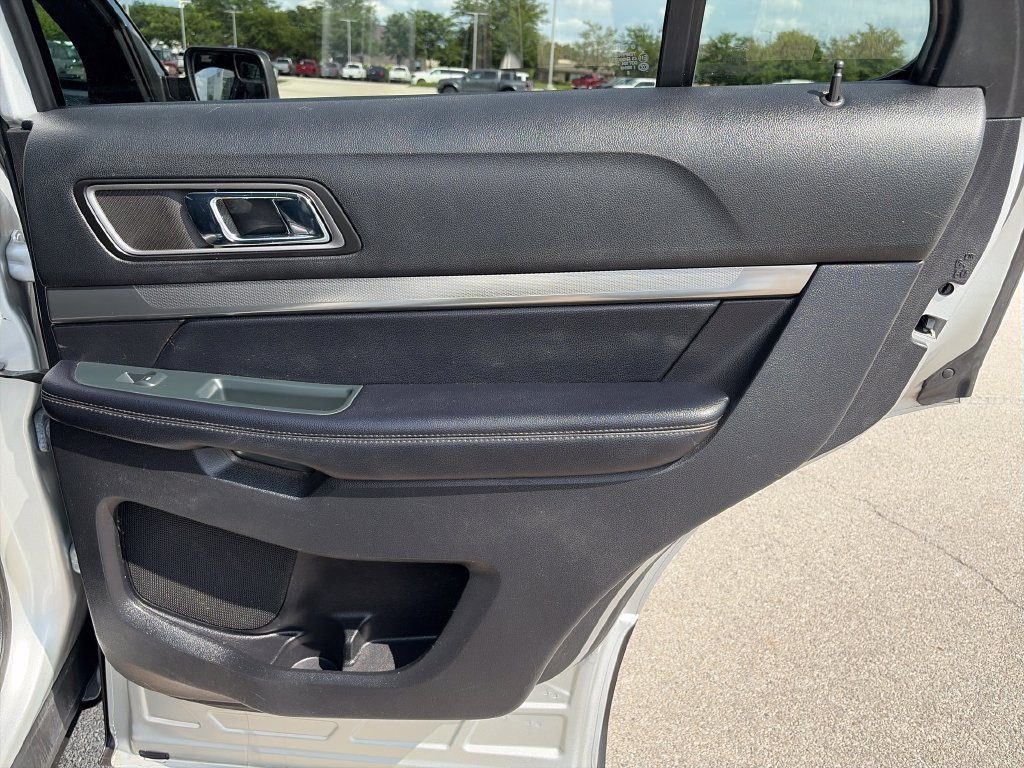 Used 2018 Ford Explorer XLT w/ Equipment Group 202A FWD image 27
