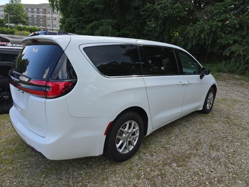 Used 2024 Chrysler Pacifica Touring-L FWD image 2