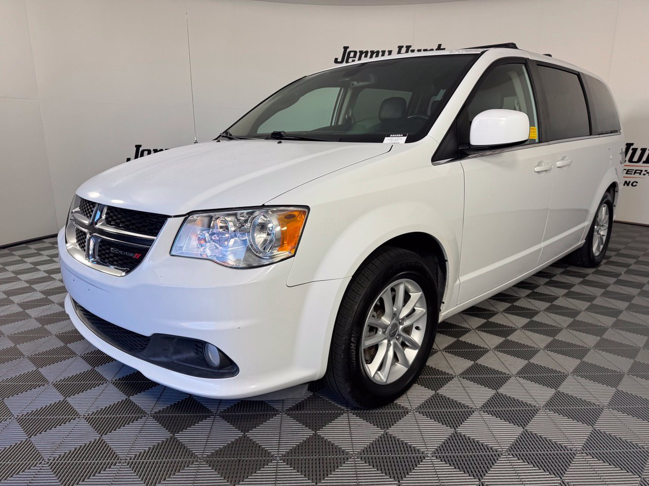 Used 2019 Dodge Grand Caravan SXT FWD image 1