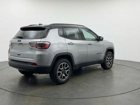 Used 2025 Jeep Compass Trailhawk AWD/4WD image 9
