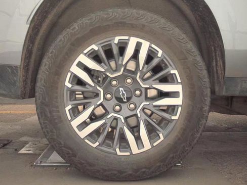 Used 2025 Chevrolet Suburban Z71 image 22