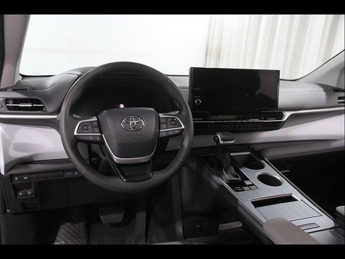 Used 2026 Toyota Sienna XLE FWD image 6