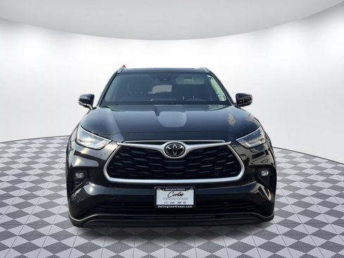 Used 2021 Toyota Highlander XLE AWD/4WD image 2