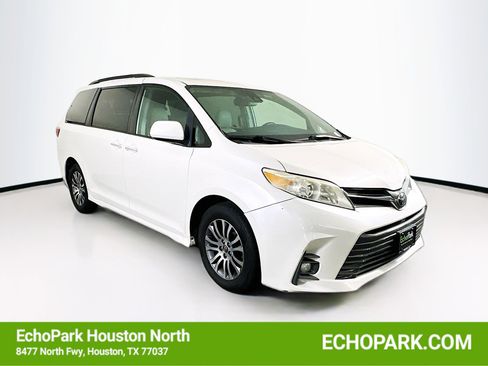 Used 2020 Toyota Sienna XLE image 1