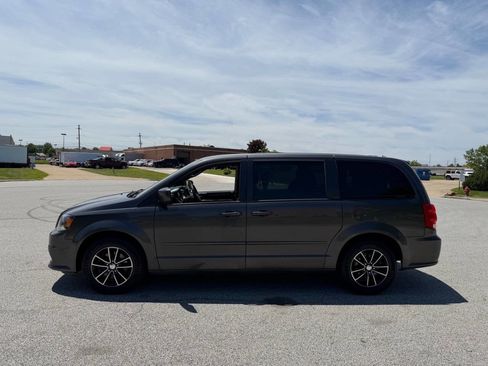 Used 2017 Dodge Grand Caravan SE FWD image 2
