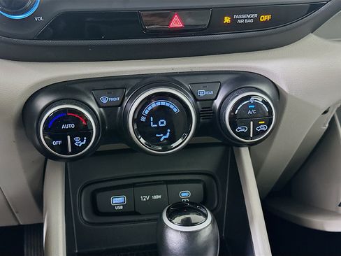 Used 2025 Hyundai Venue SEL FWD image 22