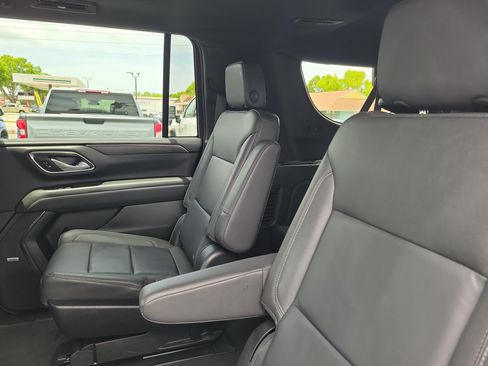 Used 2024 Chevrolet Suburban LT w/ Luxury Package RWD image 9