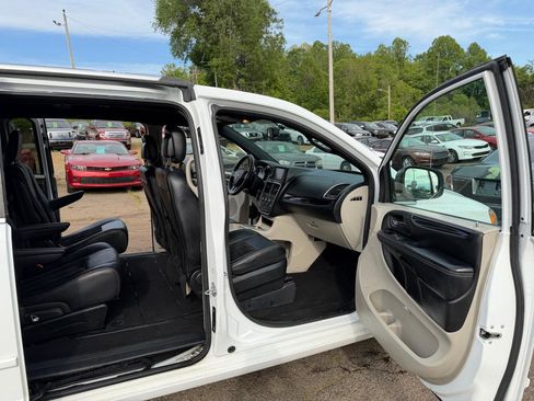 Used 2017 Dodge Grand Caravan SXT image 16