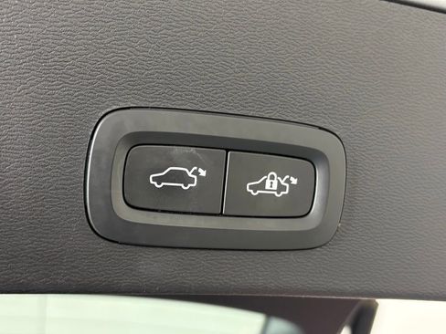 Used 2019 Volvo XC40 T5 Momentum image 36