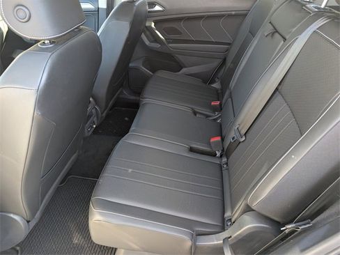 Used 2023 Volkswagen Tiguan SE w/ Panoramic Sunroof Package image 28