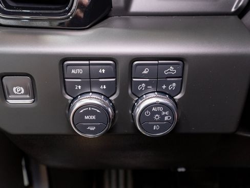 Used 2024 GMC Sierra 1500 AT4 w/ Technology Package AWD/4WD image 32