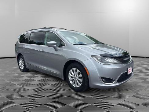Used 2017 Chrysler Pacifica Touring-L FWD image 2