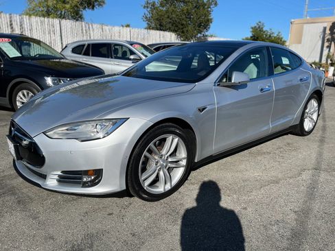 Used 2015 Tesla Model S 85 RWD image 3
