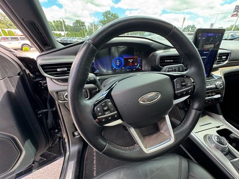 Certified 2022 Ford Explorer Platinum w/ Equipment Group 601A AWD/4WD image 33