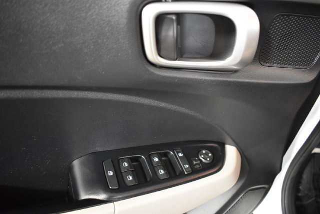 Used 2023 Hyundai Venue SEL w/ Cargo Package FWD image 8