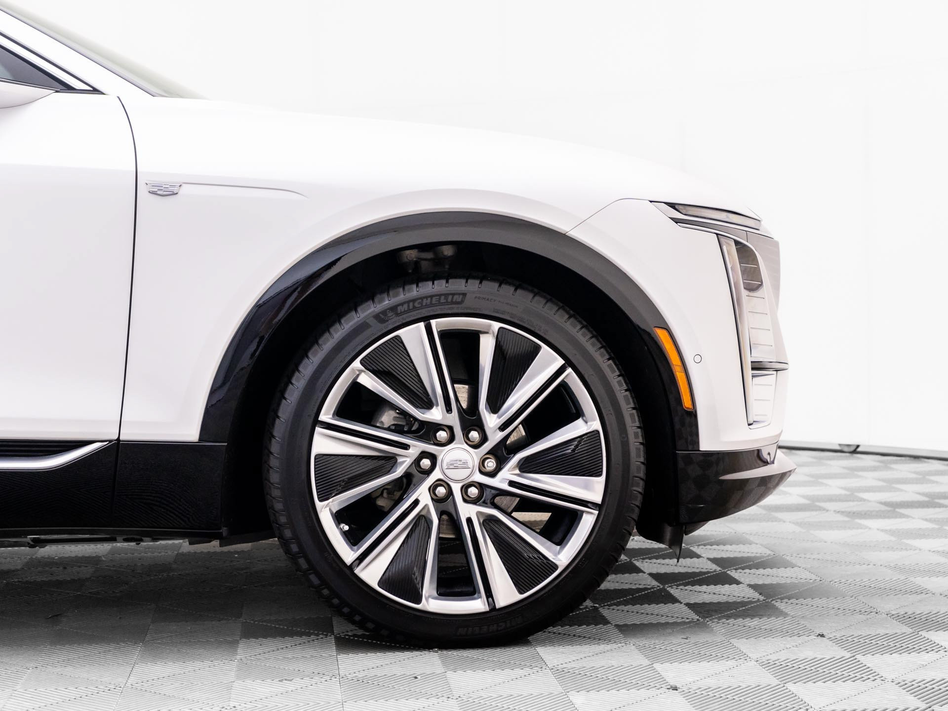 Certified 2025 Cadillac Lyriq Luxury w/ LPO, Floor Liner Package AWD/4WD image 38