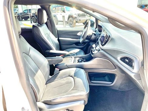 Used 2025 Chrysler Pacifica Limited FWD image 31