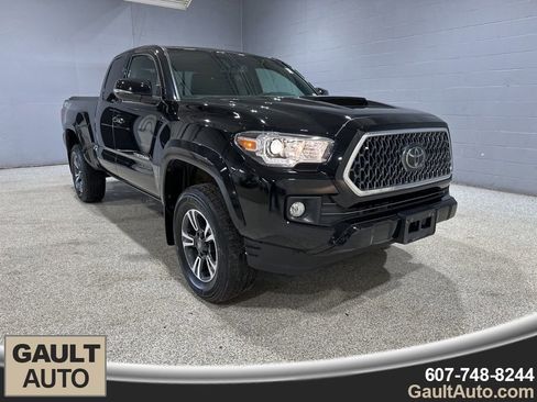 Used 2018 Toyota Tacoma TRD Sport image 1
