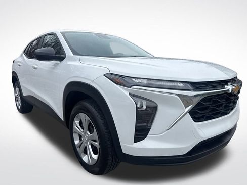 Used 2025 Chevrolet Trax LS image 10