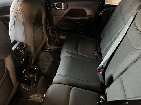 Used 2019 Jeep Wrangler Unlimited Sahara AWD/4WD image 5