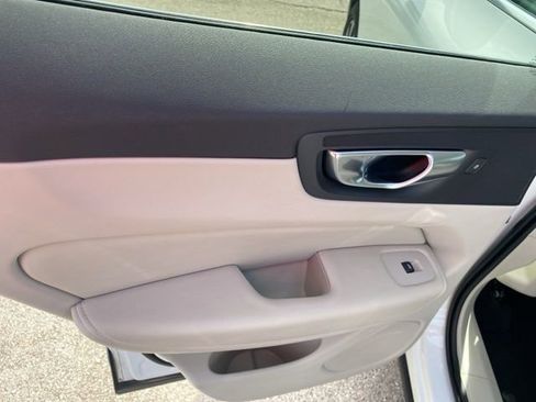 Used 2023 Volvo XC60 B5 Plus image 12