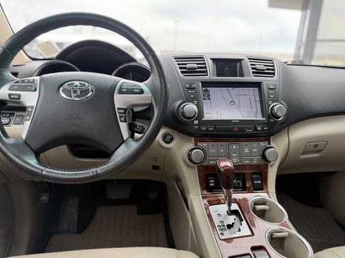 Used 2012 Toyota Highlander Limited w/ Tow Pkg FWD image 8