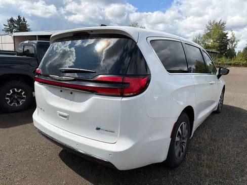 Used 2024 Chrysler Pacifica Limited FWD image 4