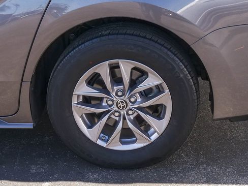 Used 2022 Toyota Sienna XLE image 6